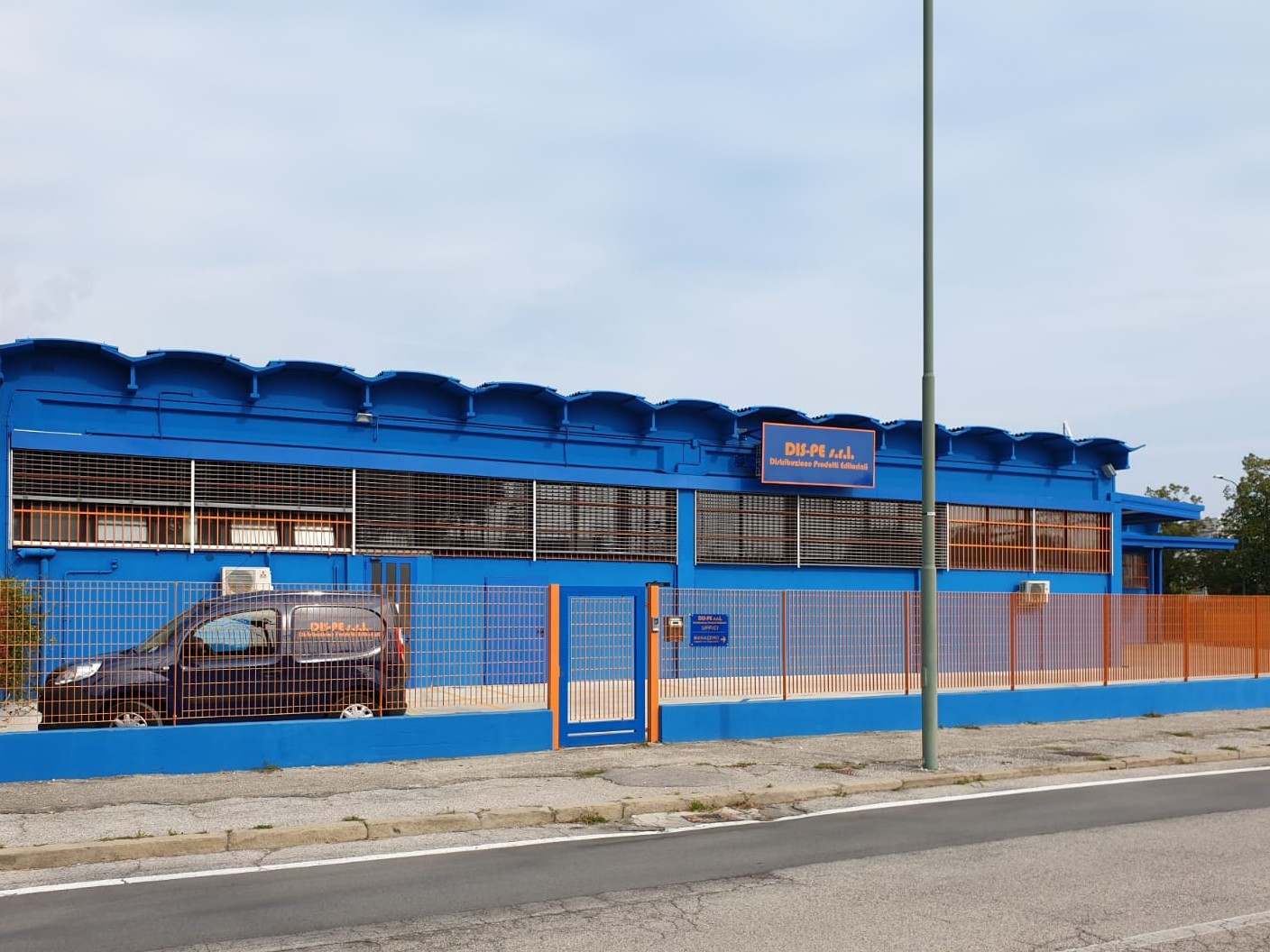 Sede di Mestre: capannone blu con insegna DIS-PE e furgone aziendale davanti al cancello